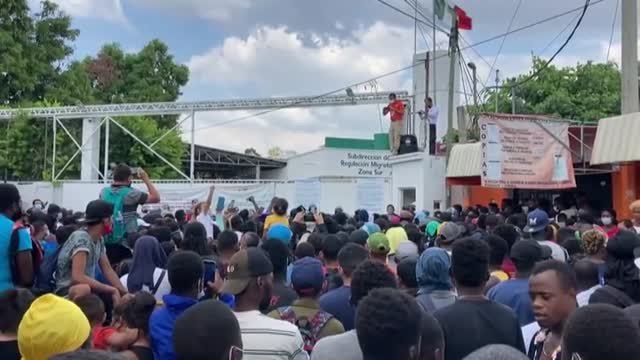 Cientos de migrantes protestan por el trato de las autoridades mexicanas