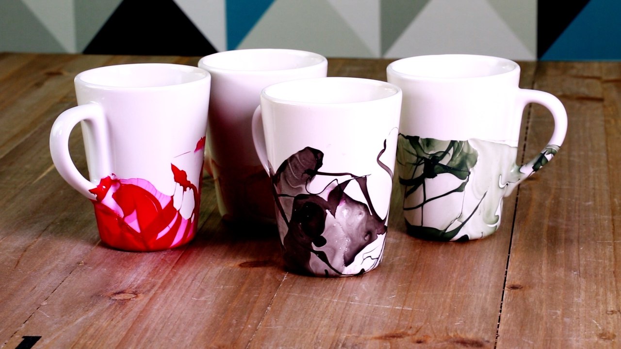 Customisez des mugs avec de l'eau et du vernis à ongles