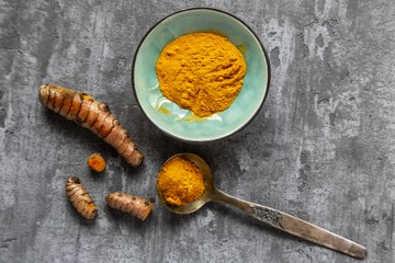 Beauté : découvrez les 6 bienfaits du curcuma sur la peau