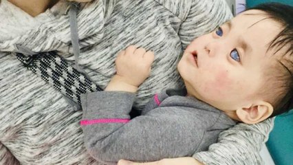 À cause de ses "yeux d'argent", cette petite fille a été abandonnée ! (VIDÉO)