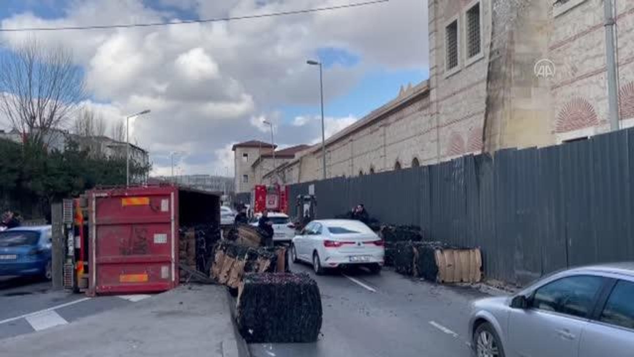 Eyüpsultan'da atık malzeme yüklü kamyon yola devrildi