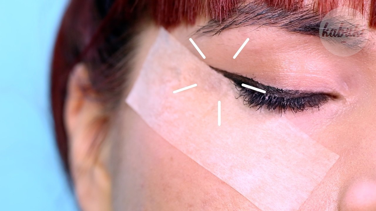 Astuce beauté : comment réaliser un parfait trait d'eye-liner avec du scotch ?