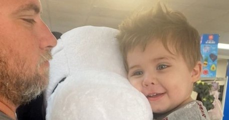 Privé d'odorat et ne pouvant sentir l'odeur de fumée, ce couple est sauvé d'un incendie grâce à son fils de 2 ans