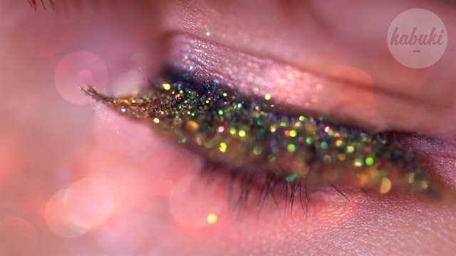 Maquillage : l'astuce pour créer soi-même ses propres faux-cils pailletés