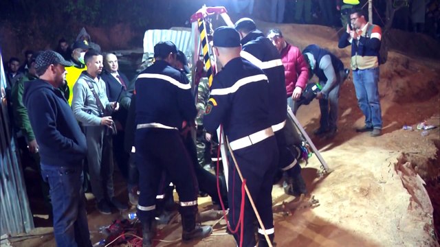 Angustioso rescate de un niño caído en un pozo en Marruecos