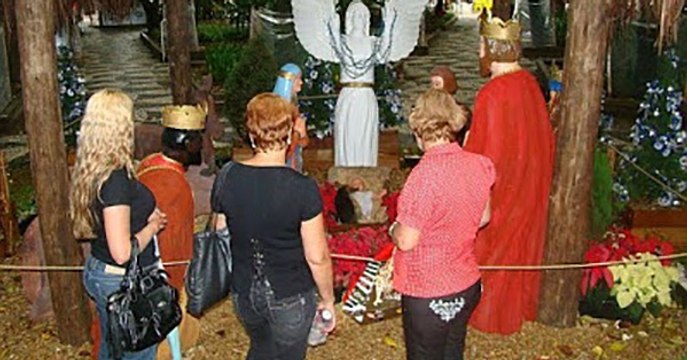 Un chien blotti dans une crèche de Noël contre le petit Jésus a bouleversé les passants