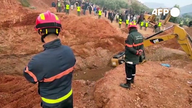 Marrocos tenta salvar menino preso em poço
