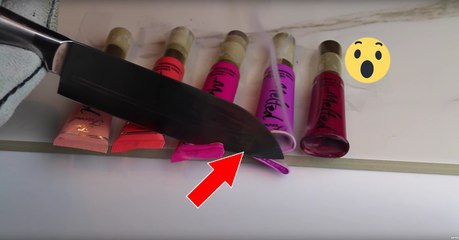 Hot Knife : elle découpe l'intégralité de sa trousse à maquillage avec un couteau chauffé à 1000 degrés
