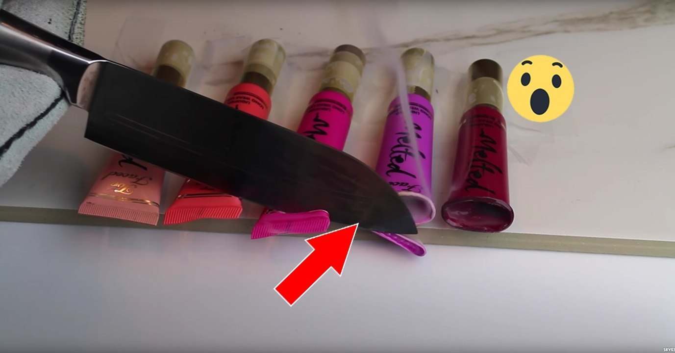 Hot Knife : elle découpe l'intégralité de sa trousse à maquillage avec un couteau chauffé à 1000 degrés