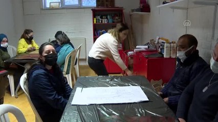 Vaketa deri, zihinsel engellilerin elinde tabloya dönüşüyor