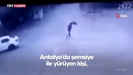 Antalya'da bir kişi yolda yürürken yakınına yıldırım düştü