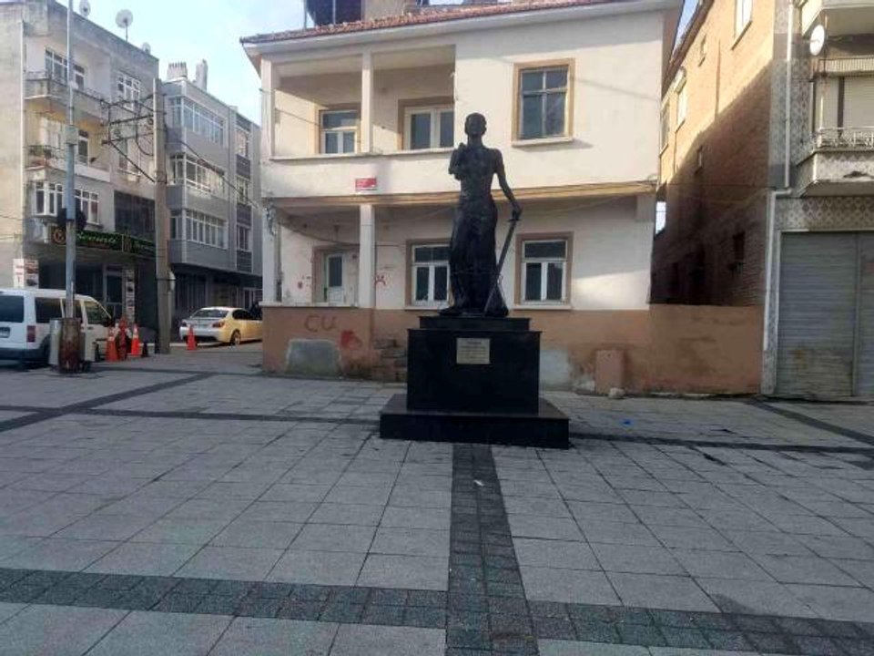 Son dakika haberleri... Uzunköprü'de Adalet Anıtı'nı ateşe veren zanlının akli dengesi yerinde olmadığı iddiası