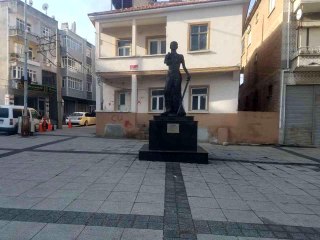 Son dakika haberleri... Uzunköprü'de Adalet Anıtı'nı ateşe veren zanlının akli dengesi yerinde olmadığı iddiası