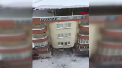 ÇATIDAN DÜŞEN KAR KÜTLESİNİN ALTINDA KALMAKTA SON ANDA KURTULDU