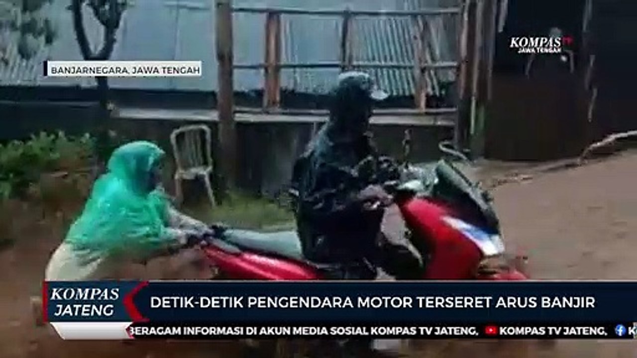Detik-Detik Pengendara Motor Terseret Arus Banjir