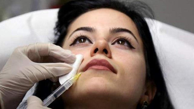 Emira Sela : un maquillage permanent ruine sa vie... elle n'est hélas pas un cas isolé en Albanie