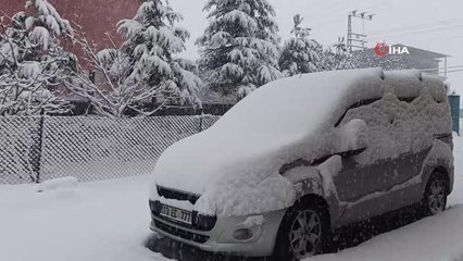 Ahlat'ta yoğun kar yağışı köy yollarını ulaşıma kapadı