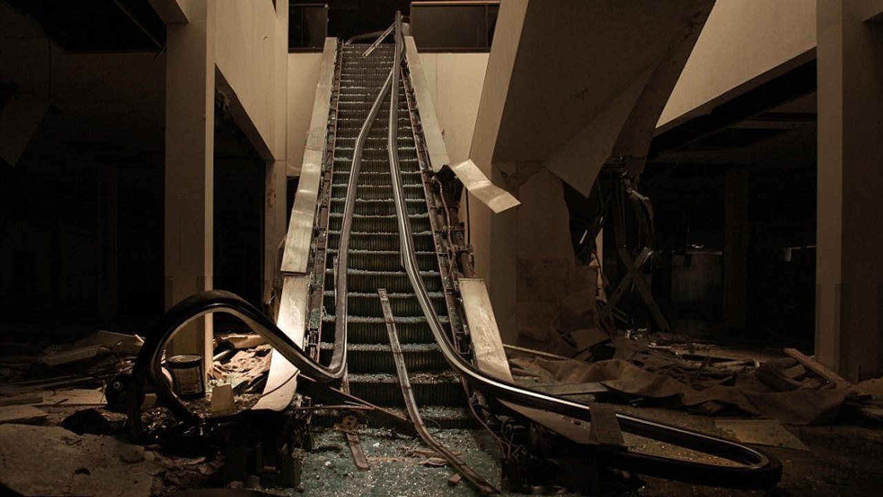 Il s'infiltre dans un centre commercial abandonné depuis 3 ans et fait une découverte effrayante...