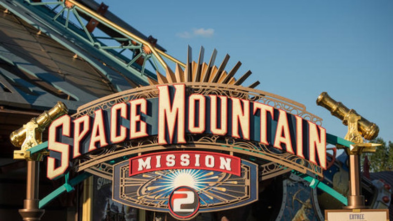 Disneyland Paris : un tour dans Space Mountain gâche la vie de cette jeune femme