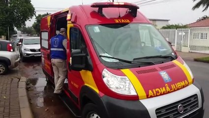 Mulher fica ferida após colisão entre carro e moto na Rua Minas Gerais