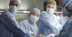 Pourquoi les chirurgiens portent-ils des blouses bleues et vertes? La réponse est très rationnelle