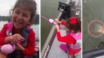 Cette petite fille pêche avec une canne barbie quand un poisson mord à l'hameçon...