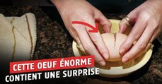 Elle ouvre un oeuf et trouve à l'intérieur... un autre oeuf !