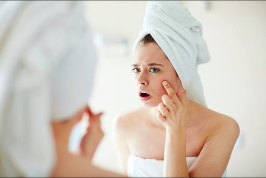 Acné : et si un masque au Pepto Bismol était la solution pour s'en débarasser ?