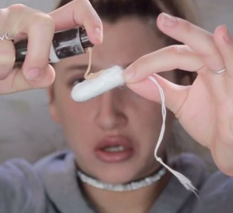 Astuce insolite : cette youtubeuse se maquille avec son tampon hygiénique