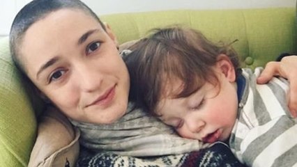 Virginia Mellen : elle se rase le crâne pour donner une leçon de vie à son fils