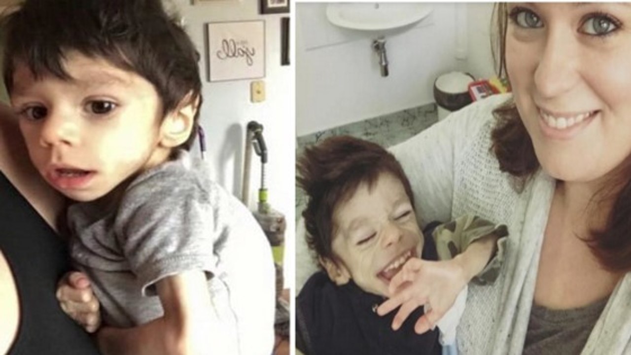 Ce couple sauve un petit garçon orphelin affamé