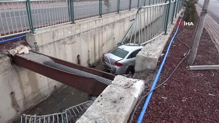 Otomobilleri kanala uçtu, aracı bırakarak kayıplara karıştılar