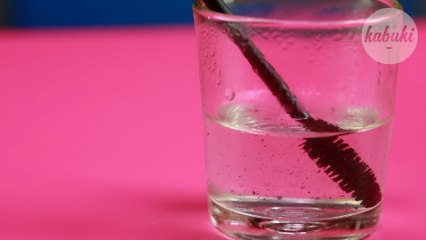 Maquillage : l'astuce de l'huile de ricin pour récupérer un mascara sec