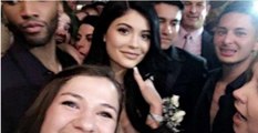 Kylie Jenner se rend au bal de promo d'un de ses admirateurs