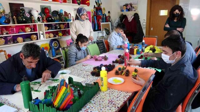 Engelliler, bakım ve rehabilitasyon merkezi ile hayata tutunuyorlar