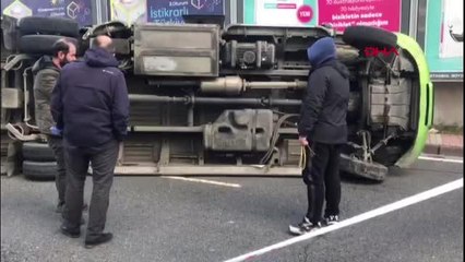 ŞİŞLİ'DE KAZA YAPAN YOLCU MİNİBÜSÜ DEVRİLDİ