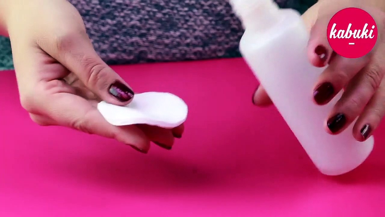 Beauté : l'astuce pour retirer son vernis sans dissolvant