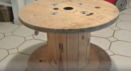 Ce papa fabrique un super jouet à partir de cette énorme bobine de fils