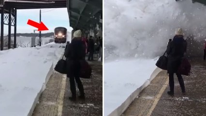 Des voyageurs se sont éclabousser par la neige poussée par le train