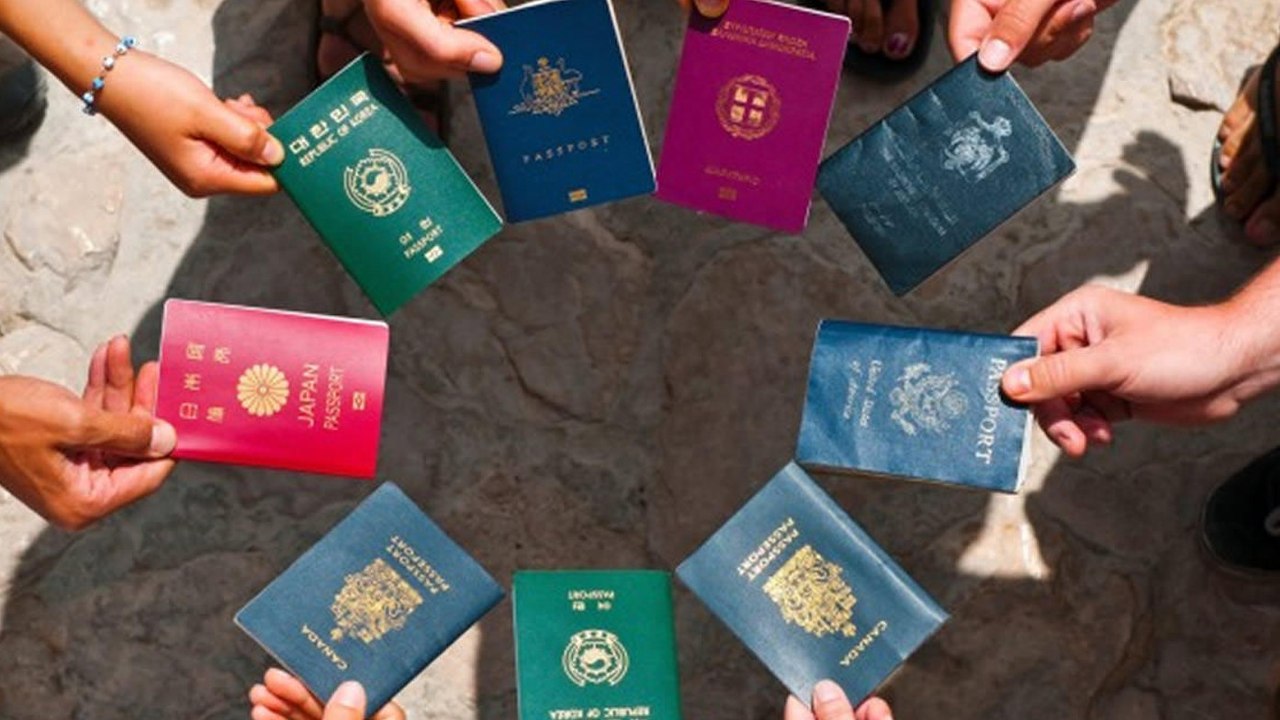 Voici à quoi correspondent les 4 couleurs majeures des passeports dans le monde