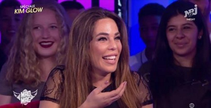 Les Anges 9 : Après son opération chirurgicale des fesses, Kim Glow ne peut pas s'asseoir dans Le Mad Mag