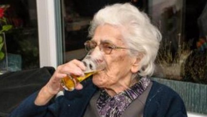 Robertine, 96 ans, boit jusqu'à 20 bières par jour