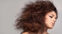 Cheveux frisés : 5 astuces pour l'entretien des cheveux très bouclés