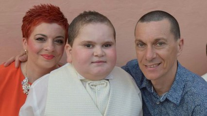 Victime d'une maladie extrêmement rare, cet enfant prend du poids sans aucune limite...