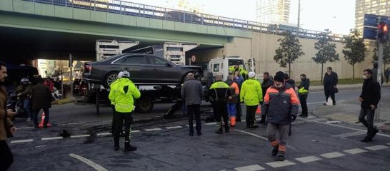 Şişli'de otomobille çarpışan minibüs devrildi: 2 yaralı