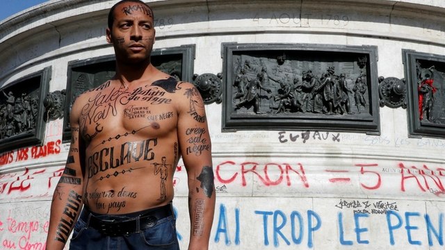 Cet homme s'est fait tatouer des insultes racistes afin de dénoncer la lepénisation