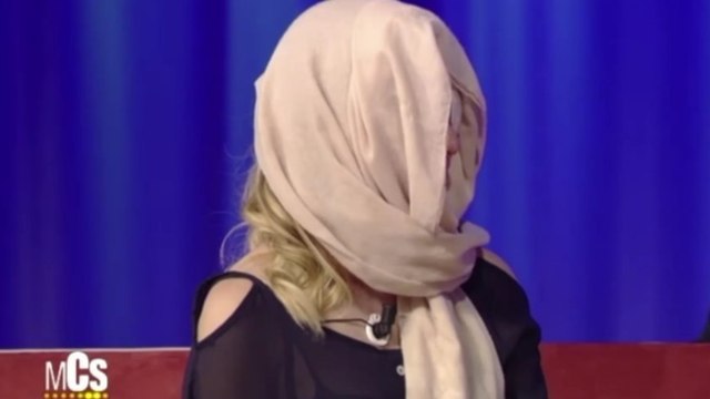 Attaquée à l'acide par son ex petit-ami, Miss Italie 2007 dévoile son nouveau visage à la télévision