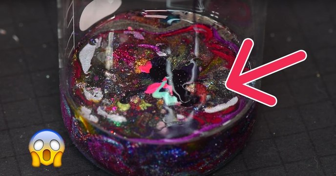 Vernis à ongles : elle mélange 500 vernis à ongles holographiques et le résultat est envoûtant