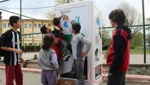 Ce distributeur récupère les bouteilles en plastique et les transforme... en croquettes !