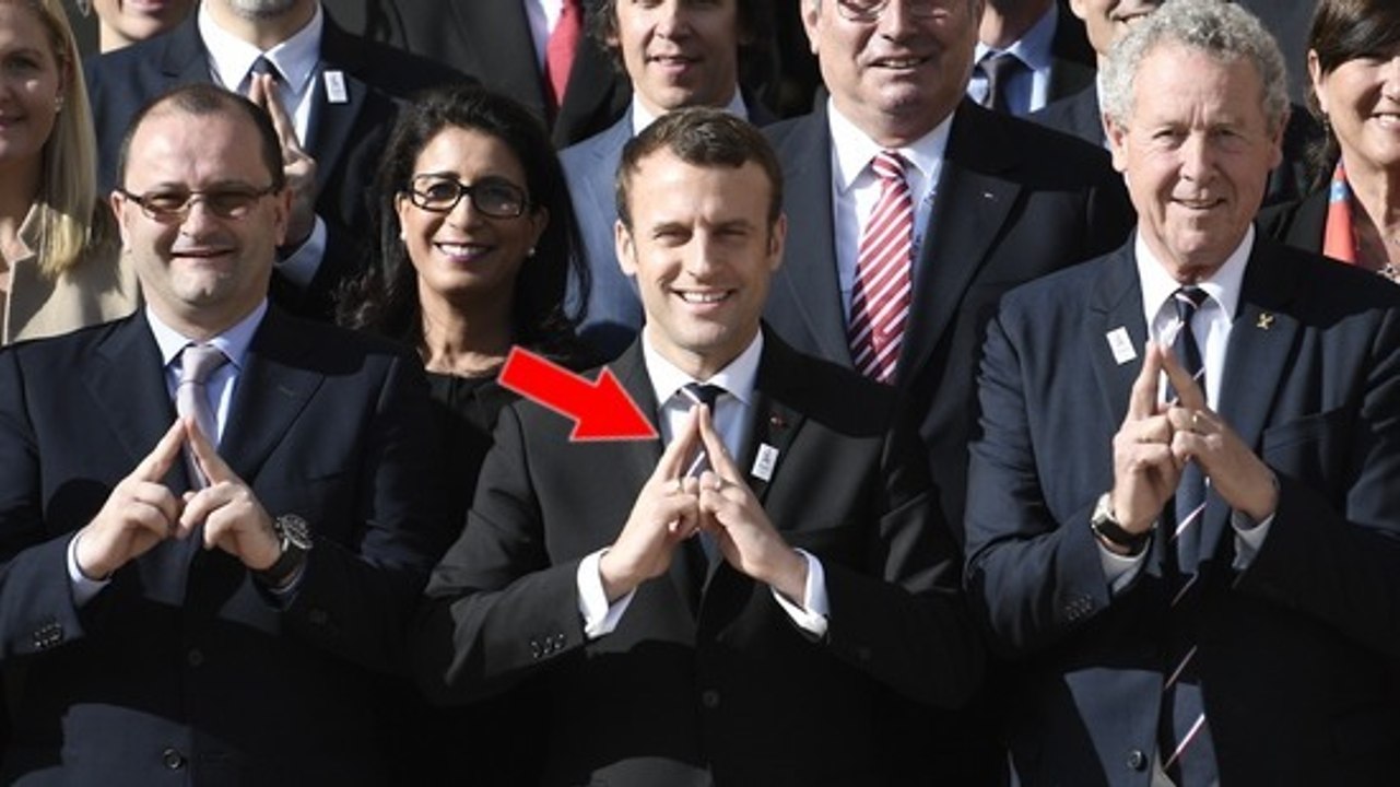 Voilà ce que signifie ce signe réalisé par Emmanuel Macron ainsi que par toute son équipe En Marche !